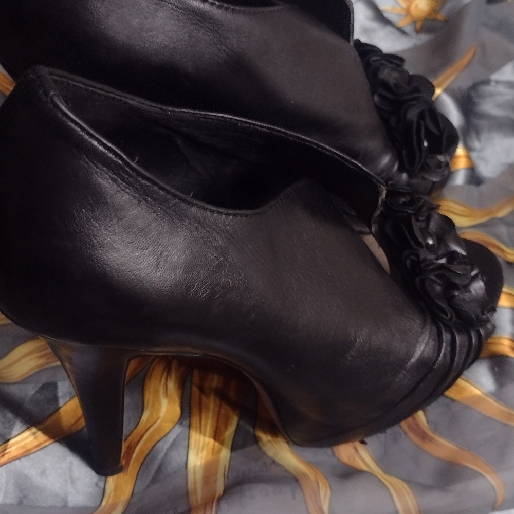 Vince Camuto Black Leather Heels beautiful ❤️